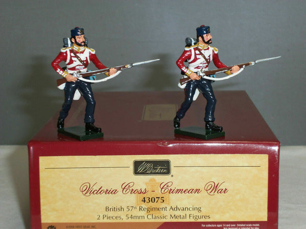 BRITAINS 43075 - BRITISH 57TH REGIMENT ADVANCING Crimean War, 2 Pieces